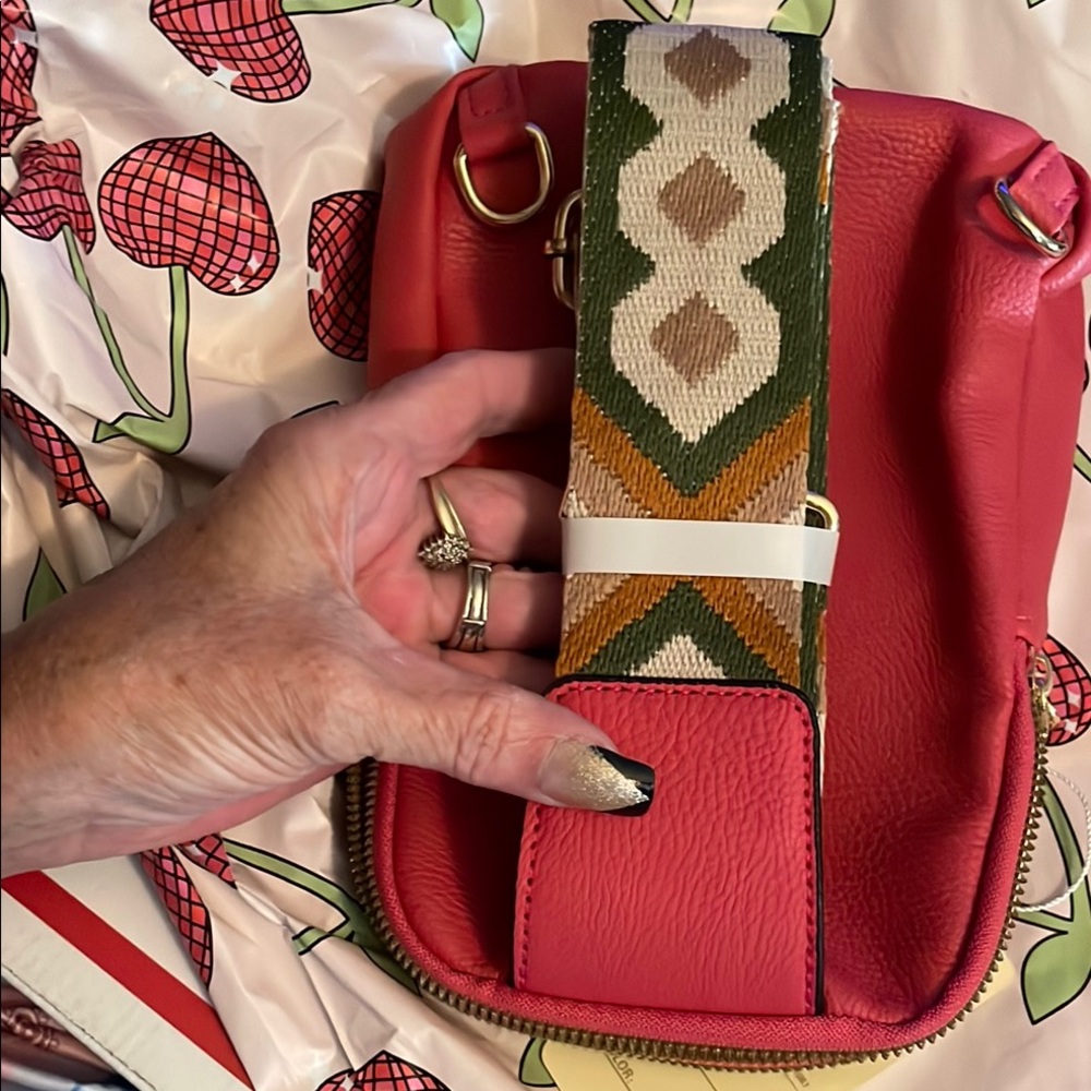 Pink Leather Women's  crossbody bag NWT  9 X 6.5 - Picture 9 of 14